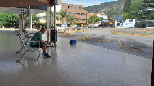 La terminal de Carlos Paz fue un desierto por el paro de interurbanos