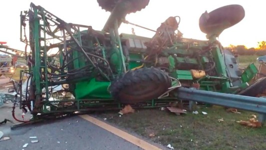 Un colectivo de larga distacia chocó con una fumigadora en la Ruta 36 y hay once heridos