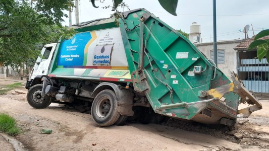 Un camión de basura quedó atascado en una calle de tierra  del barrio IPV Argüello