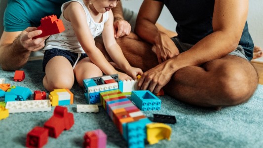 Declaran a integrantes de matrimonio igualitario padres de niña nacida por reproducción asistida