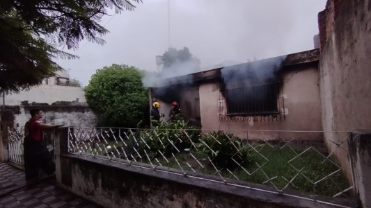 Se incendió una casa en barrio Talleres Este: las pérdidas son totales y se investiga si fue intencional