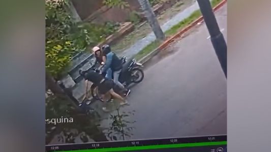 Villa Centenario: Violento asalto a bordo de dos motos