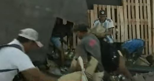 Rosario: volcó un camión cargado de aceite y los vecinos se llevaron la mercadería