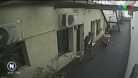 Ingresó a robar y se fue cuando notó que lo estaban filmando