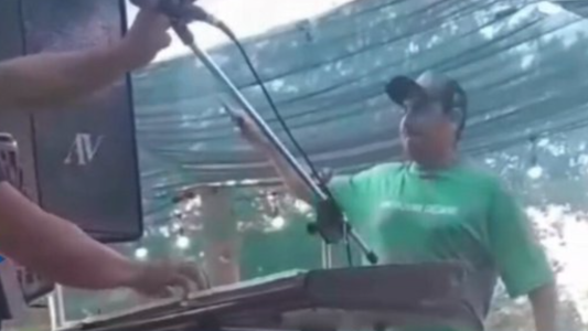 Video: un cantante de cumbia disparó varias veces con un arma en pleno show