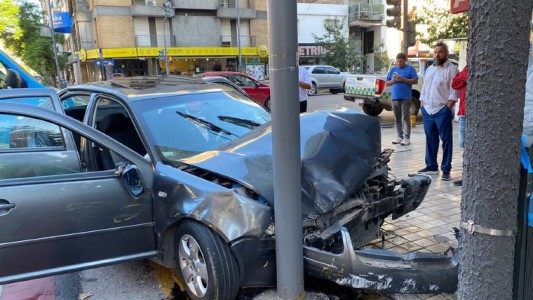 Iba borracho, cruzó semáforos en rojo y chocó a un taxista