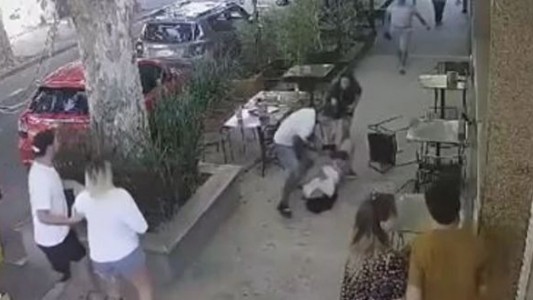 Salvaje robo en un café de Villa Luro: un ladrón arrastró a una mujer para sacarle el celular