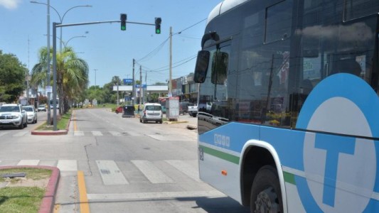 Socavón en Av. Vélez Sársfield: se normaliza el transporte en la avenida pasando Cruz Roja