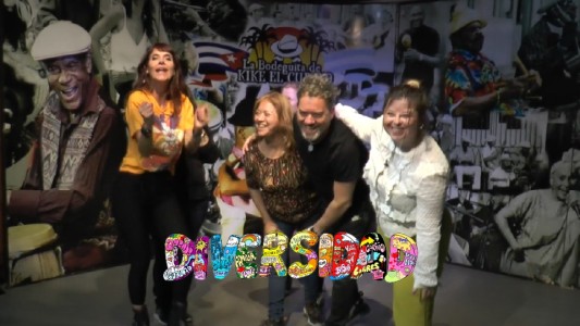 Rincón cubano en Córdoba enseña a bailar salsa a personas ciegas.