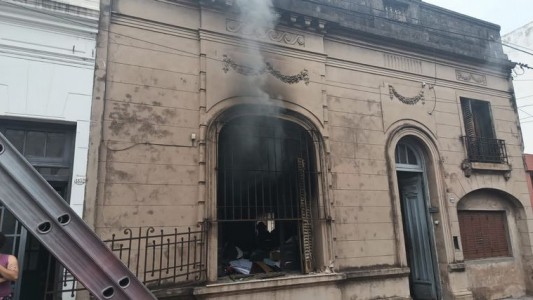 Un incendio en una pensión de barrio Alberdi dejó una persona hospitalizada