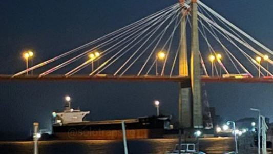 Un barco chocó contra el puente Zárate Brazo Largo