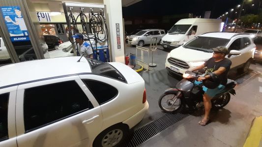 Filas para cargar combustible antes que aumente