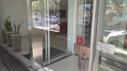 B° Cofico: cinco niños forcejean el ingreso a edificios