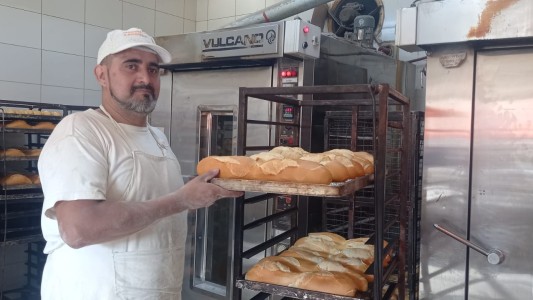 Un horno afuera y adentro: así es el trabajo de los panaderos en plena ola de calor