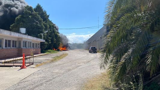 Impactante incendio en un depósito