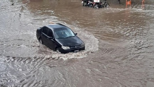 Un fuerte temporal afectó a Villa Dolores y las calles se convirtieron en ríos