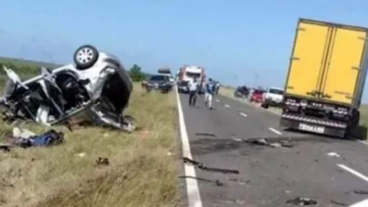 Choque frontal entre un camión y un auto en la Ruta 14: murieron tres nenes y sus dos padres