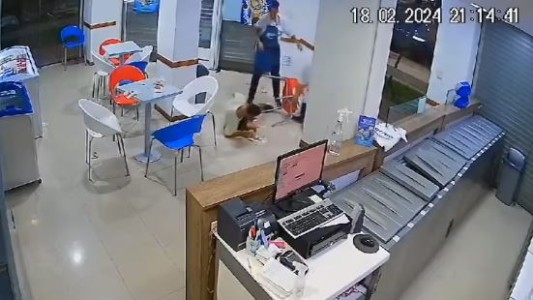 Video: Empleadas de una heladería detuvieron y encerraron a un ladrón en Rosario
