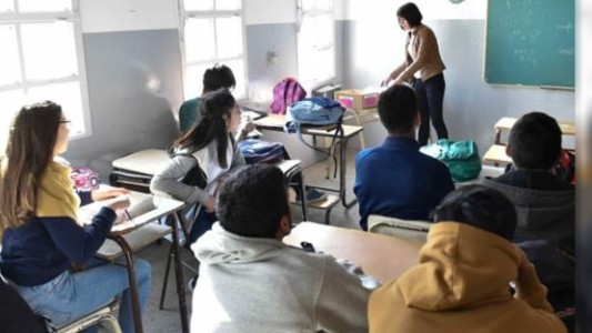Evalúan declarar a la educación "servicio esencial" en medio del conflicto con gremios