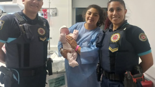 Mujer dio a luz dentro de su auto en plena calle