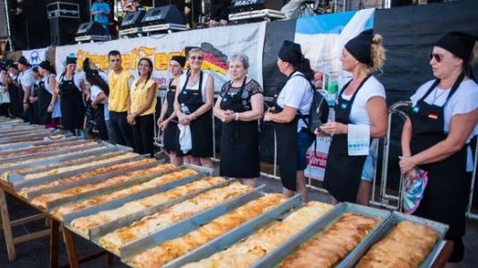 Un pueblito argentino busca elaborar el strudel más grande del mundo