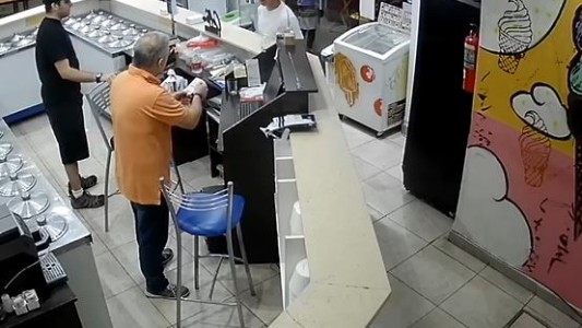 Brutal pelea con palos y sillas en una heladería de Palermo: "Todos los días pasa esto"