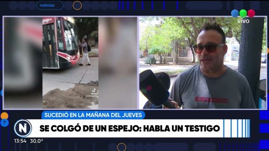 Un testigo describió el desesperante momento que se vivió cuando un hombre se colgó en un colectivo que no abrió sus puertas