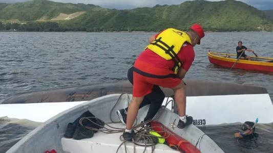 Exitoso rescate de dos hombres que tumbaron su bote en el lago San Roque