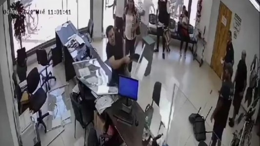 Furia en Misiones: le aumentaron la tarifa de luz y destrozó las oficinas de la empresa