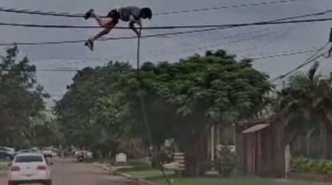 Video: A plena luz del día, se colgó de los cables que iba a robar en Chaco
