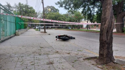 Un motociclista murió tras perder el control y chocar contra un árbol