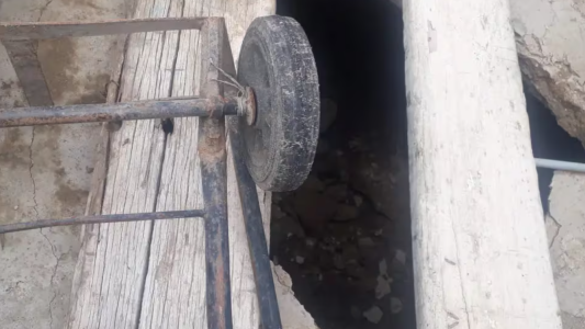 Un hombre de 77 años resultó gravemente herido al caer a un pozo ciego en Villa El Libertador