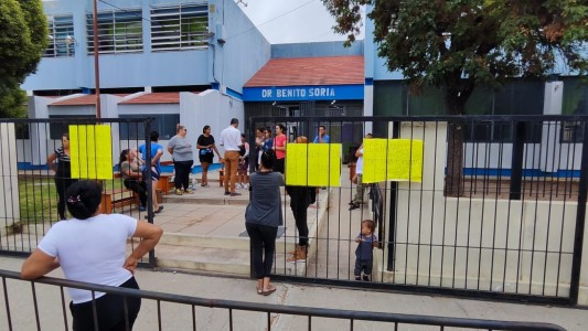 Padres tomaron la escuela Benito Soria por problemas edilicios
