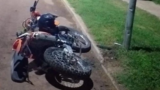 Un motociclista murió tras chocar contra un poste en Berrotarán