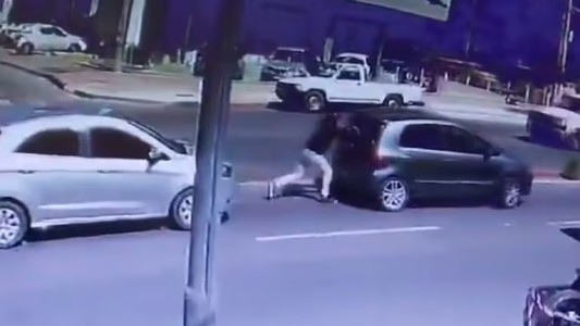 Motochoros le reventaron la luneta del auto y la víctima escapó en contramano