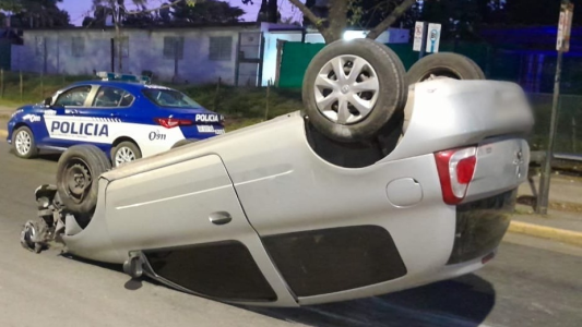 Volcó después de chocar contra un semáforo