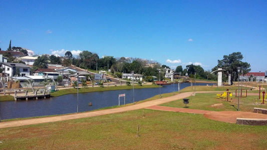 Argentina y Brasil "comparten" una ciudad: su frontera es una calle con un mini obelisco