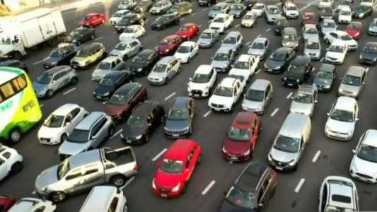 Caos en rutas y autopistas por el éxodo del finde XXL: largas colas en peajes