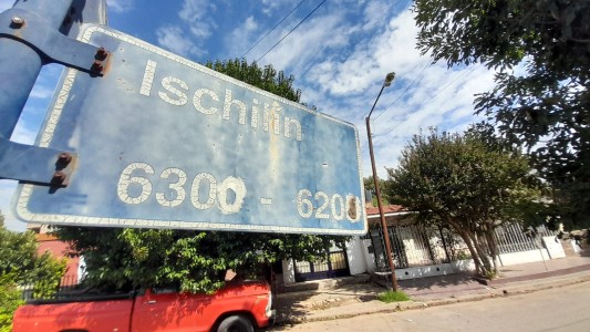 Hallaron a un jubilado muerto y a su esposa con golpes y deshidratada en barrio Comercial