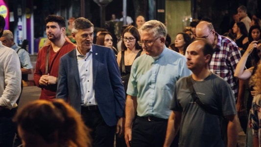 Miles de personas acompañaron el Vía Crucis por el centro de la ciudad