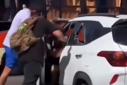 Video: un turista sufrió un robo y enfrentó a los ladrones en plena calle