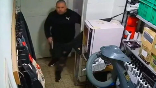 "Alguien lo está protegiendo": sigue prófugo el hombre que asesinó a su compañero en la peluquería