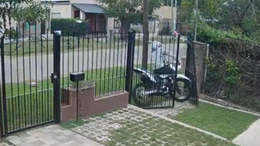 Video: se estrellaron contra la reja de una casa tras ser perseguidos por evadir un control policial