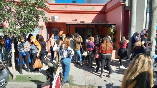 Prendas a $300 en Córdoba: 10 cuadras de cola en la inauguración de un local