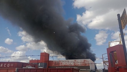 Se incendió una planta de reciclaje sobre la colectora de Circunvalación B° Ciudad de Los Cuartetos