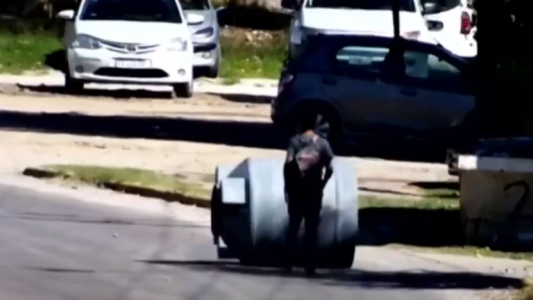 Robo un tanque de agua y se lo llevó rodando por la calle