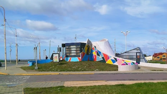 Tres hombres alcoholizados entraron a una escuela y agredieron a los estudiantes