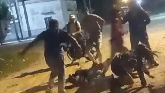 Salvaje ataque contra dos jóvenes a la salida de una fiesta de 15 en Salta: "Dejalo, ya está muerto"