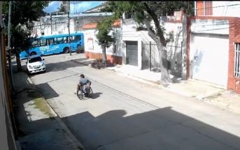 Video: ladrón en silla de ruedas robó un medidor de agua