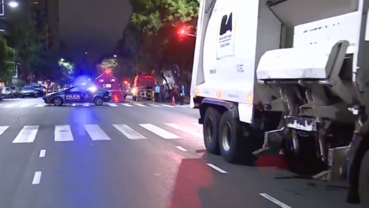 Motociclista resbaló por una mancha de aceite, lo atropelló un camión de residuos y murió